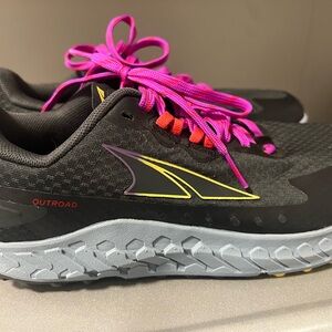 Altra Outroad women’s sneakers. Size 7.